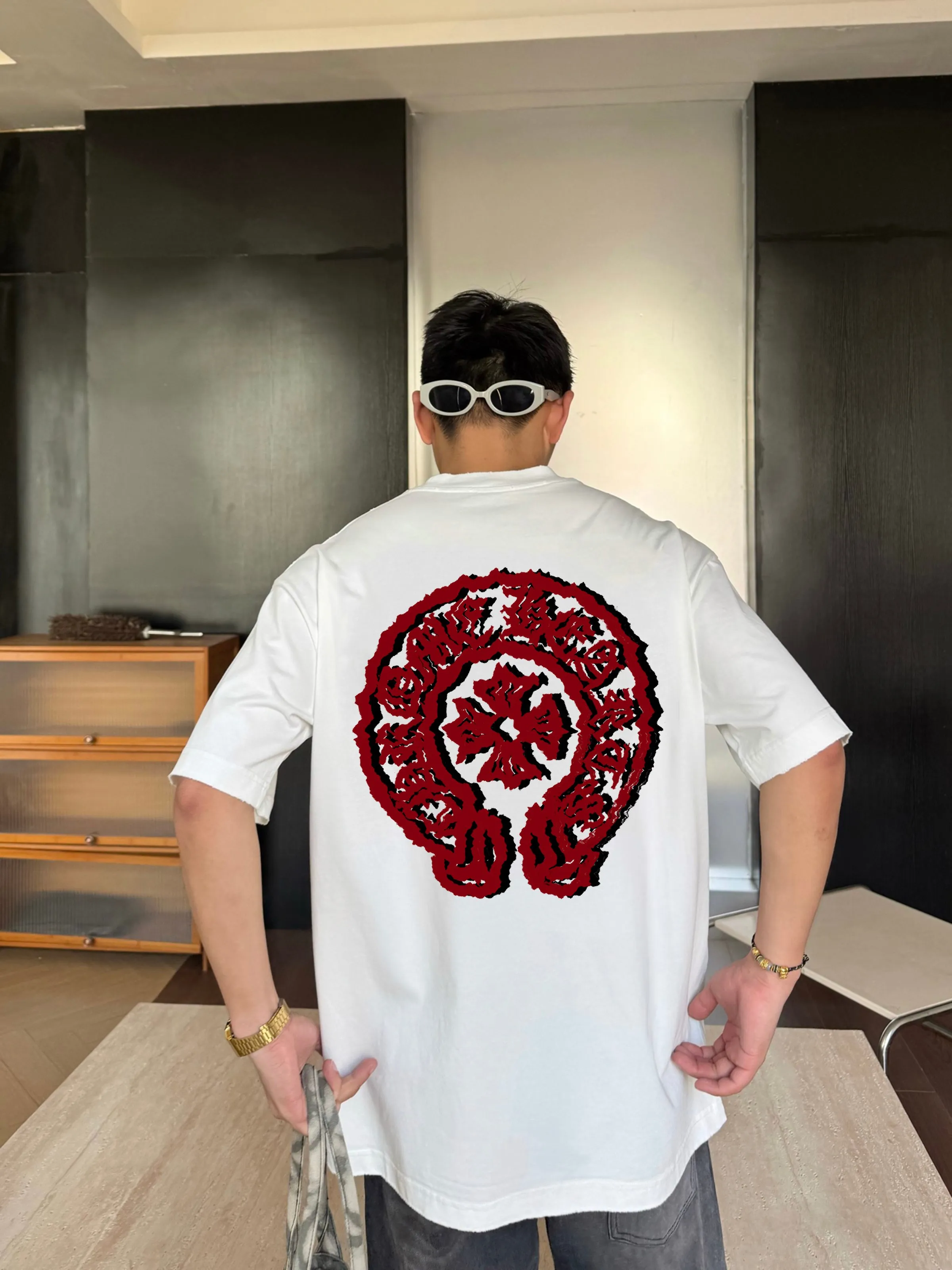 🅿️190 Crow Heart’s new summer T-shirt! This Sanskrit cross printed round neck short sleeves is simply a must-have for fashionistas. Salona cotton fabric is super comfortable, soft and skin-friendly, and has excellent breathability, making it perfect for summer wear. The Sanskrit cross print design on it is amazing, full of mystery and high-end, and the details are so exquisite that it makes people scream. It is worthy of Kroxin, and it vividly interprets the trend and personality. The loose fit is super friendly to all body shapes, covers the flesh and is comfortable, and looks good no matter how you wear it. Pair it with jeans and you'll look cool on the street. Pair it with sweatpants and you'll instantly look energetic and trendy. When you wear it and go out, you will feel like you are the spokesperson of fashion, and it will definitely turn heads. Color: black, white Size: S-2XL